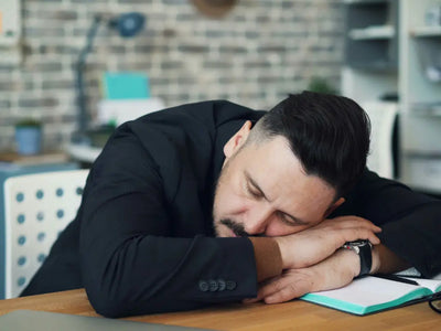 Vad är hjärntrötthet - man sover på skrivbordet